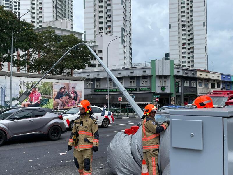 （已签发）柔：狮城二三事：车失控冲路堤撞灯柱，10多人抬车救腿压轮下客工