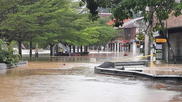 麻坡县水灾加剧   班卒警局暂时关闭