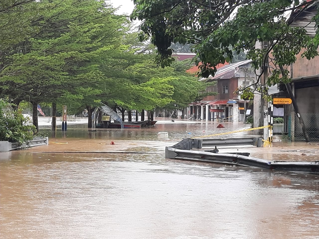 （已签发）柔：麻坡县水灾加剧，班卒警局暂时关闭