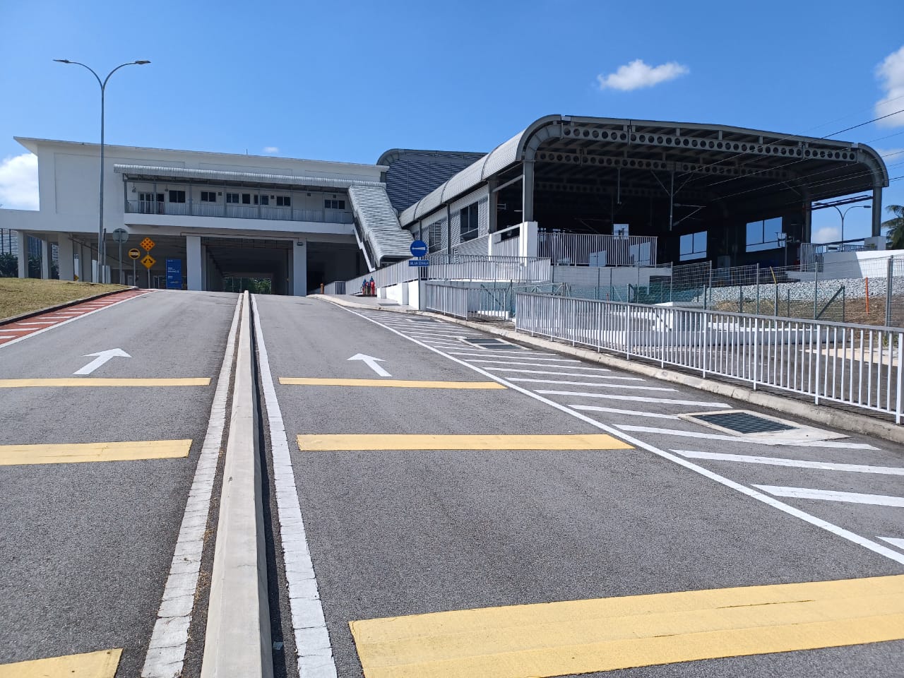 mz头//大都会/加影2电动火车站启用在即，禁止车辆从隧道左驶进入加影流古路