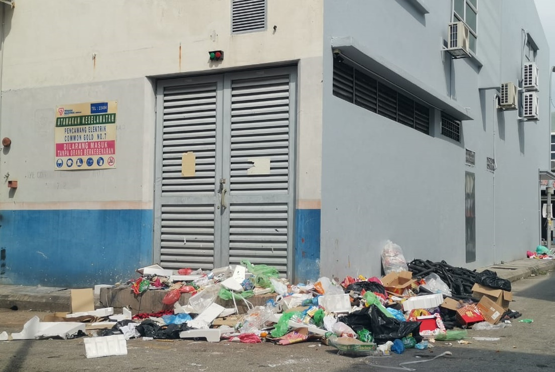 +mz头//大都会/峇尤丁宜商业区处处是垃圾堆