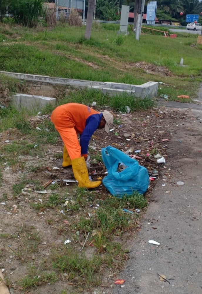 丹C路口绿化区又变垃圾场；徐子坚为民宅申请住家垃圾桶