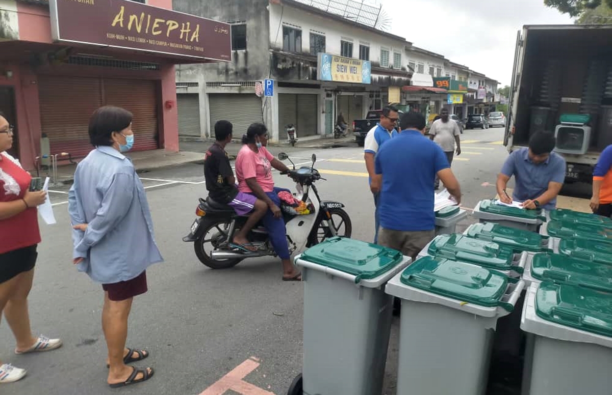 丹C路口绿化区又变垃圾场；徐子坚为民宅申请住家垃圾桶