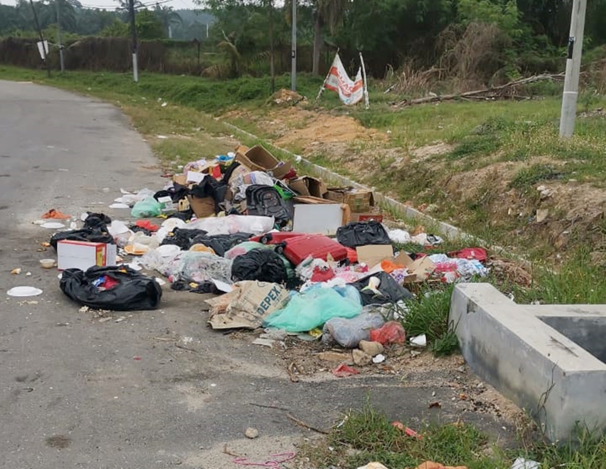 丹C路口绿化区又变垃圾场；徐子坚为民宅申请住家垃圾桶