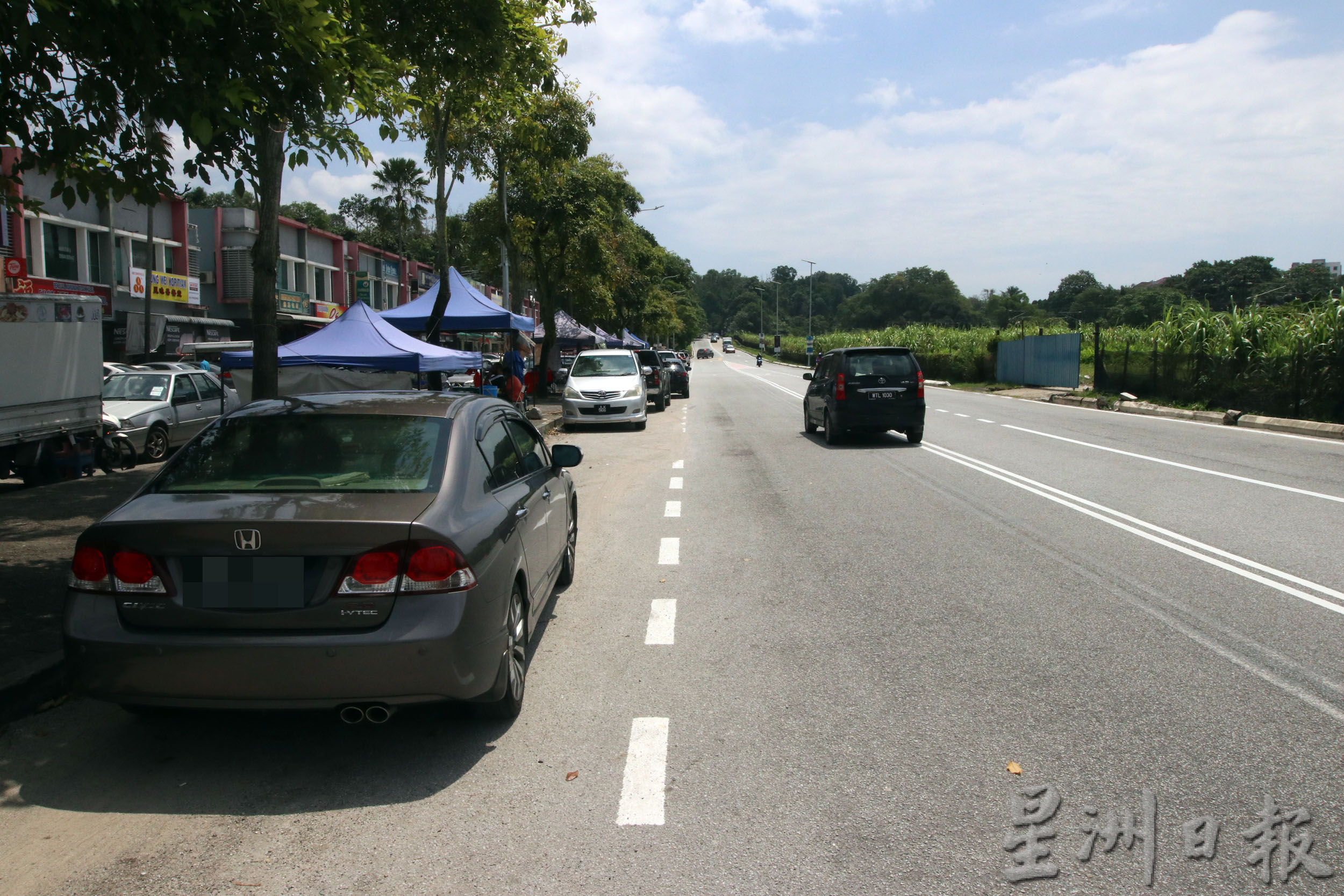 路边违例停车阻挡视线、贪图方便逆向行驶，芙家丽城“相连”碧玉园的路口险象环生