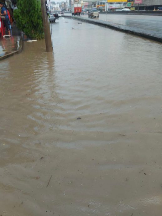 ns芙蓉：亚沙路水灾多年未解决，拉杭州议员玛丽约瑟芬要求当局立刻采取行动