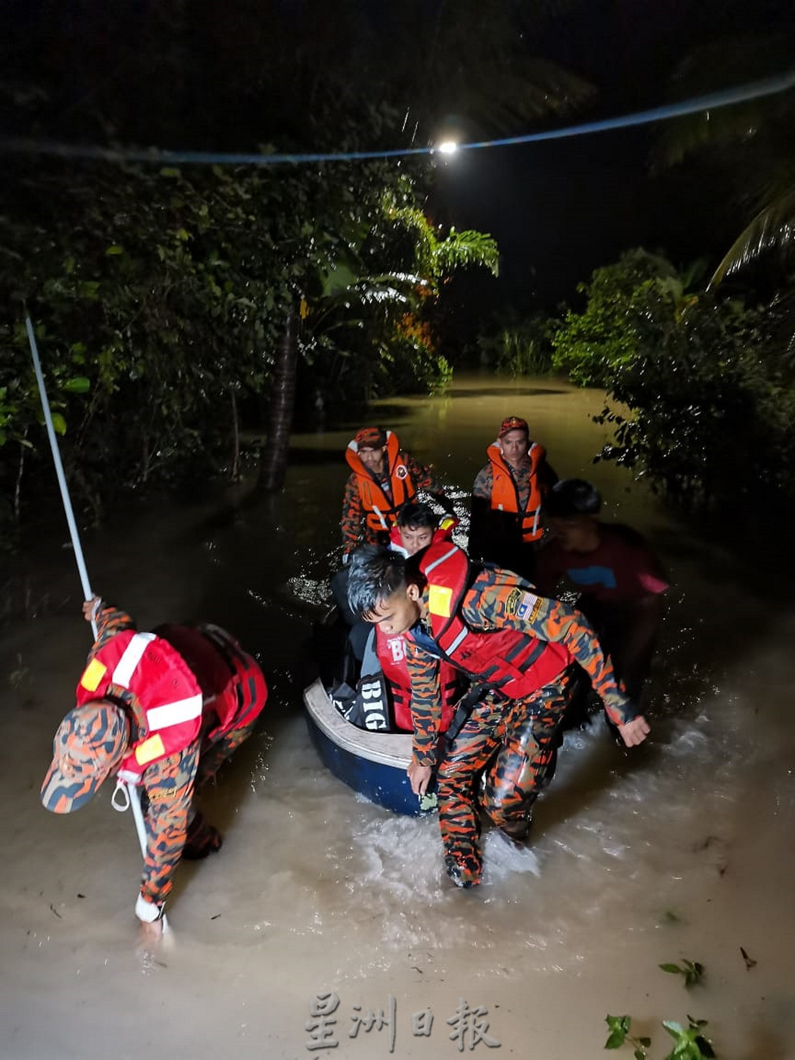 NS马口：甘榜斯里弄边道路被淹没，居民连夜紧急疏散