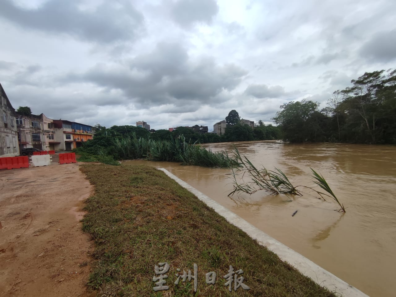 NS马口：甘榜斯里弄边道路被淹没，居民连夜紧急疏散