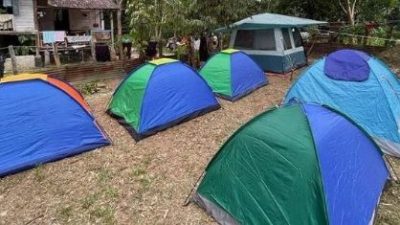 8家庭难得回祖屋团聚  屋外院子搭帐篷睡