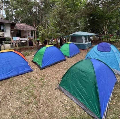  8家庭难得回祖屋团聚  屋外院子搭帐篷睡