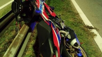摩托车疑失控撞分界堤 骑士伤重身亡