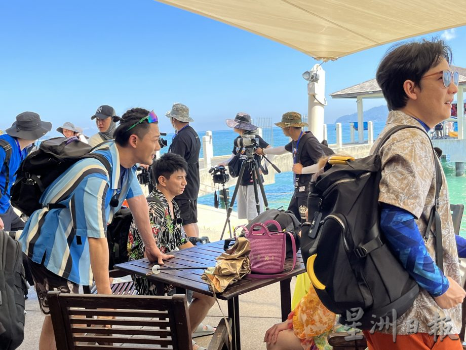 《追星星的人》艺人顶著烈日马奴干岛进行拍摄