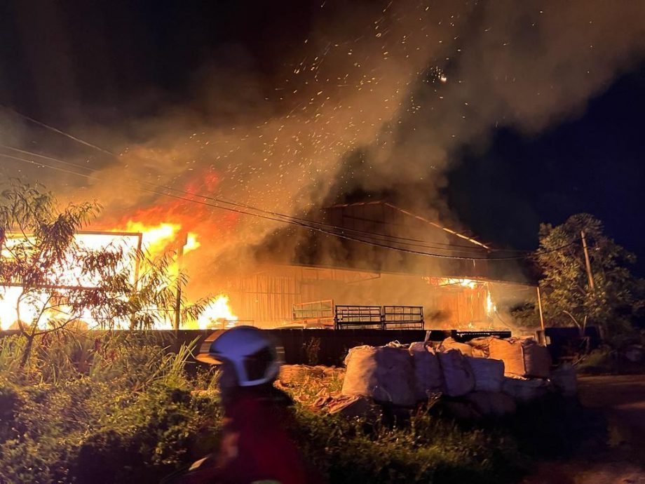万挠椰子加工厂失火 2万平方尺烧毁80%