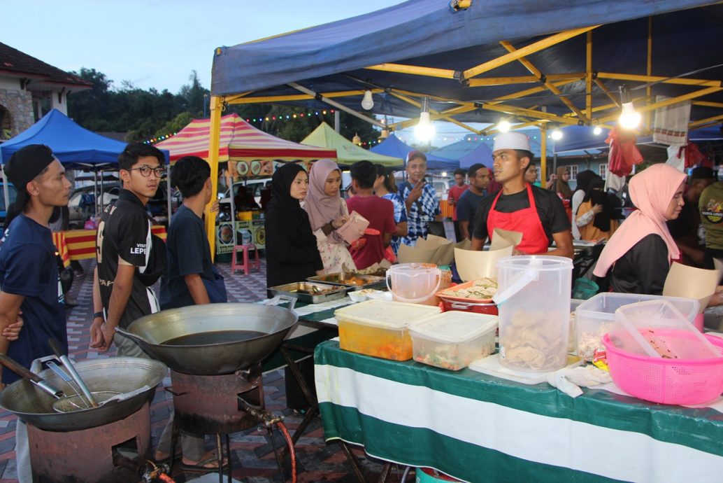 东：劳勿斋戒月市场多个饮食档优惠价格售卖，让民众一家大小能够饱食一顿