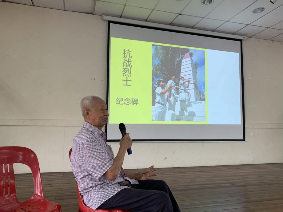 东：吉兰丹华人历史及文化协会名誉会长黄崇锐到吉兰丹中华独中，为该校高中三级的学生主讲主题为《溯源寻根》的讲座，主要内容有介绍福龙山、二战烈士和纪念碑历史。