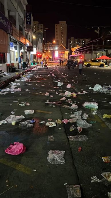 东：吉兰丹州行政议员拿督依扎尼胡欣批评哥市巴力达南夜市小贩和顾客不照顾卫生，打烊后留下大批垃圾，市议会清洁工人必须连夜清理。