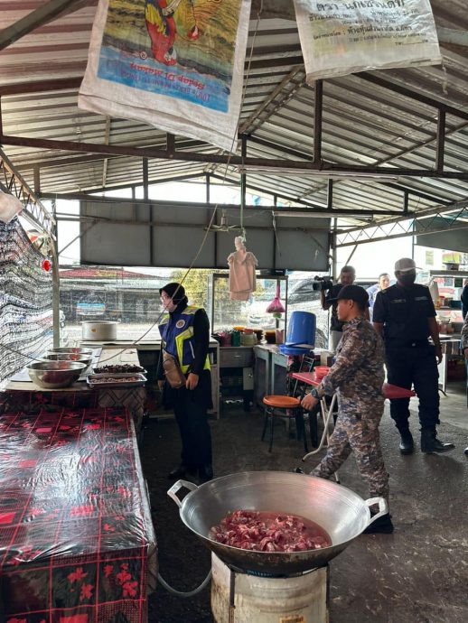 东：哥打峇鲁市议会再次联合多个执法部门，突击在斋戒月违例的饮食业商家，9间店因为售卖食物给不守戒规的入士而受到警告。
