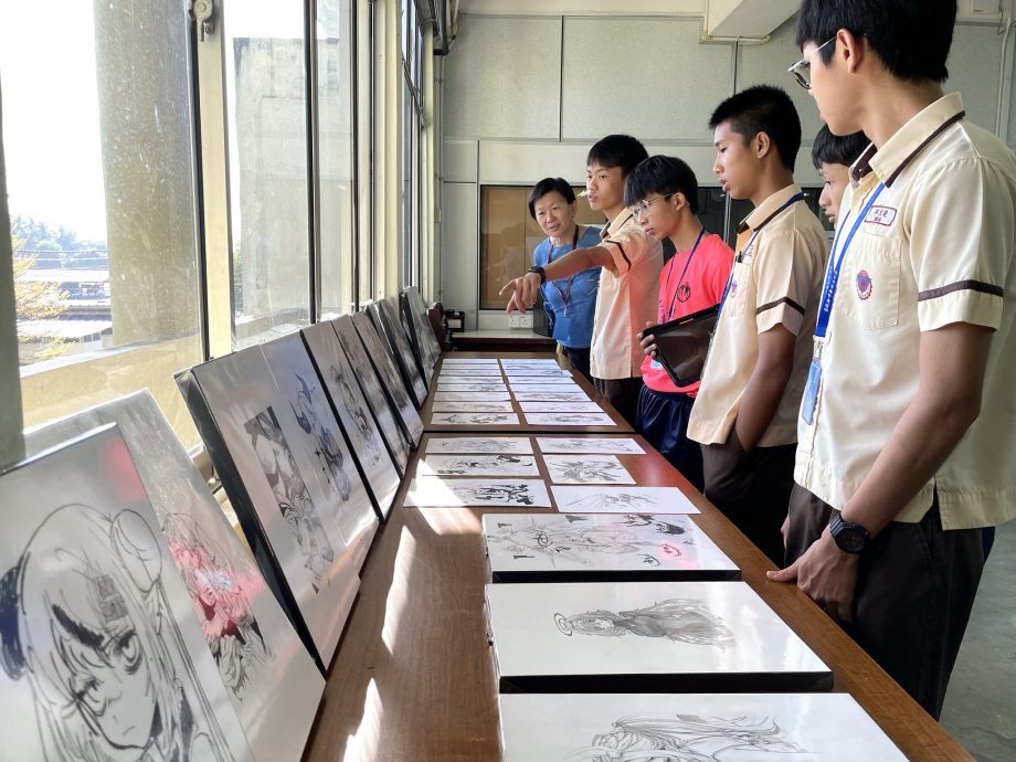 东：天生我材必有用！吉兰丹中华独中谢骐全同学日前在该校资源馆举办了2天的小小个人画展。