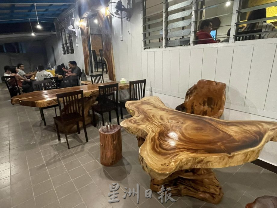 东：实木餐桌及盆栽装饰，原始大自然环境的食店具特色