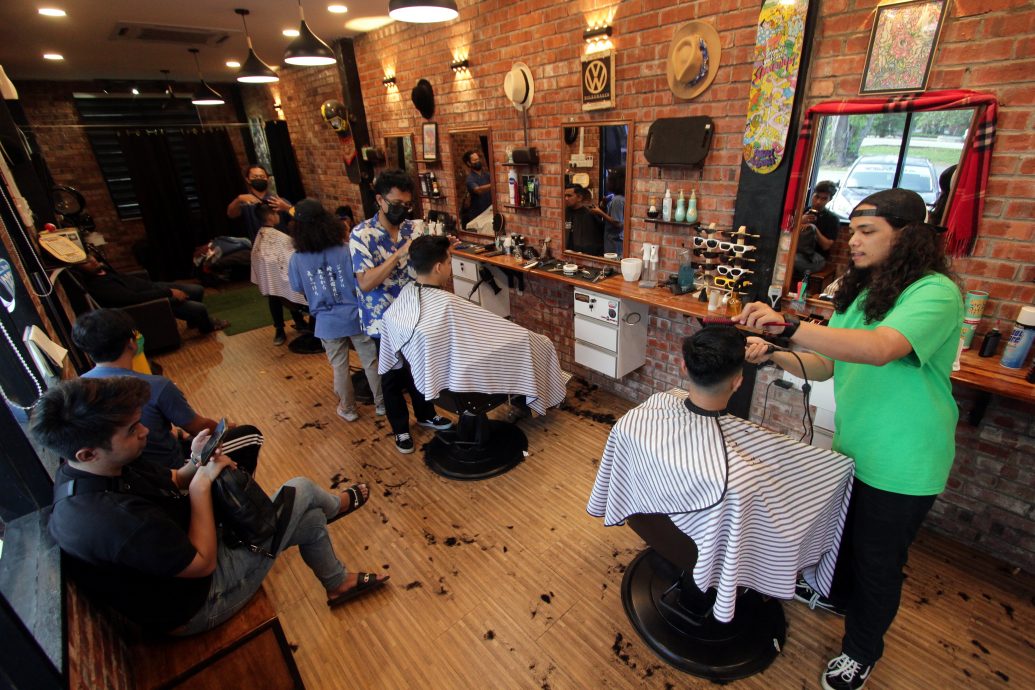东：开斋节前争相理发，理发店顾客绵绵不绝。