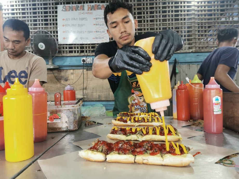 料多实在又好吃，6令吉的汉堡长包（Roti John）在斋戒月期间每天平均卖出700个，生意火红。