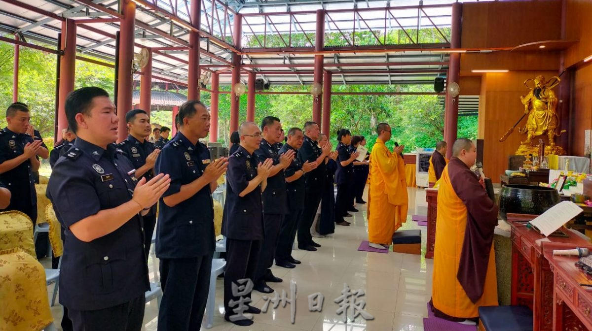 东：配合警察日到大马佛教大学祈福