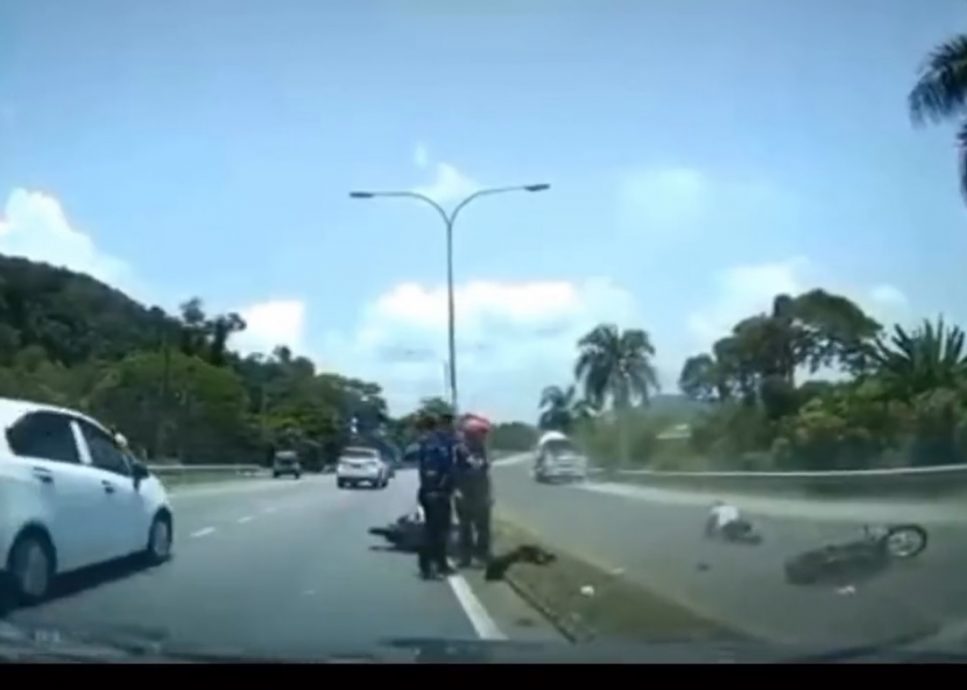 两辆摩托同一路段同时发生意外 车主都看懵了
