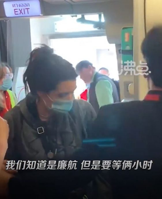 亚航为等两外籍旅客延误3小时　中乘客不满：不把中国人当人？