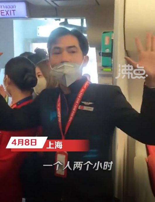 亚航为等两外籍旅客延误3小时　中乘客不满：不把中国人当人？