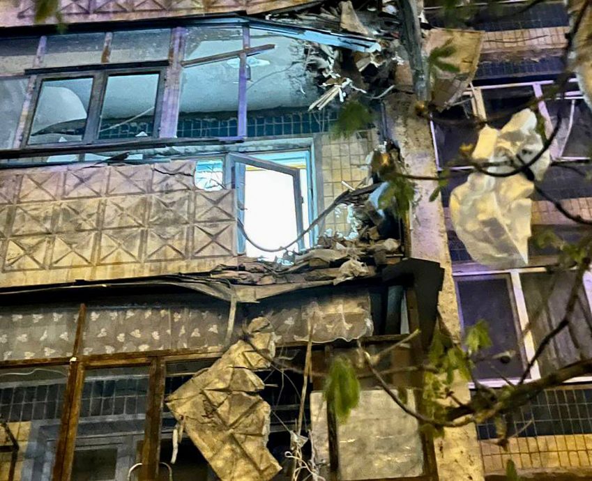 俄媒：俄战机误射国内城市引发爆炸 街头现巨坑