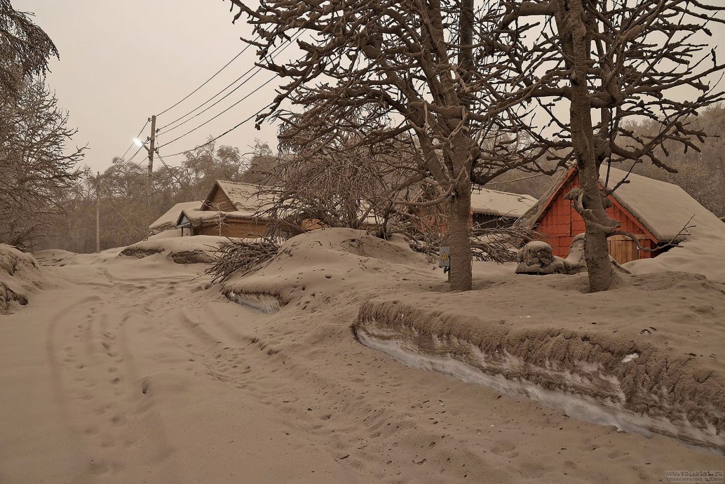 俄火山连续第二天大喷发 附近村庄被厚厚火山灰覆盖