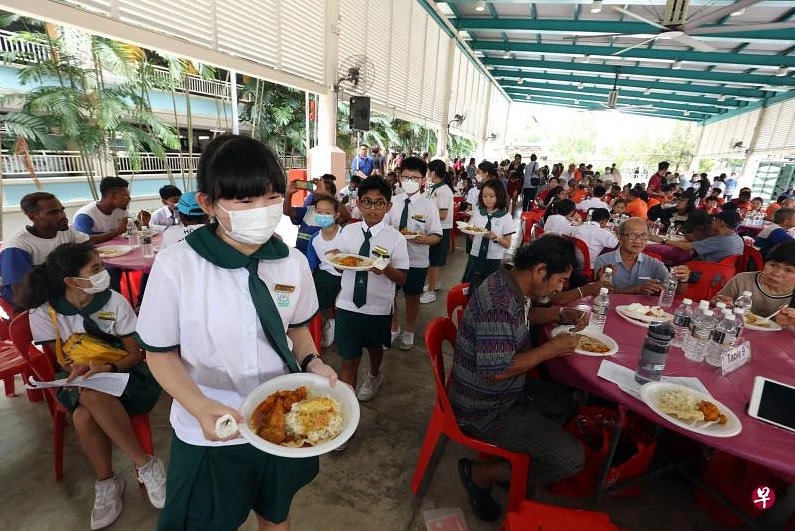 狮城小学生送劳动节礼包贺卡，感谢客工和清洁工