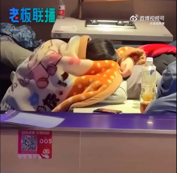 南京海底捞一门店睡满人导致无法用餐