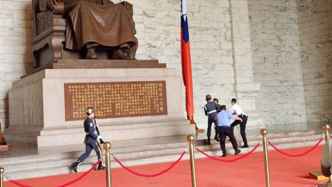 台湾独派团体成员闯中正纪念堂 向蒋介石铜像射漆弹