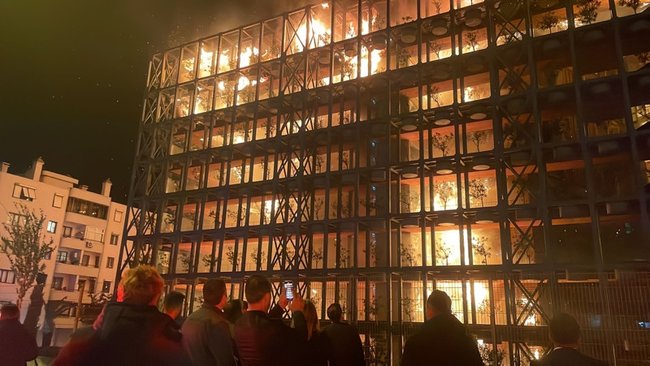 土耳其豪华公寓深夜陷火海！整栋烧成火柱　居民无处逃被迫跳楼