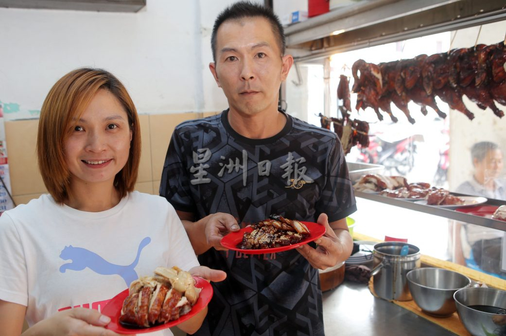 大霹雳封底主文：人气美食／怡旧街场卖早市 㭏仔金牌鸡饭“平靓正”