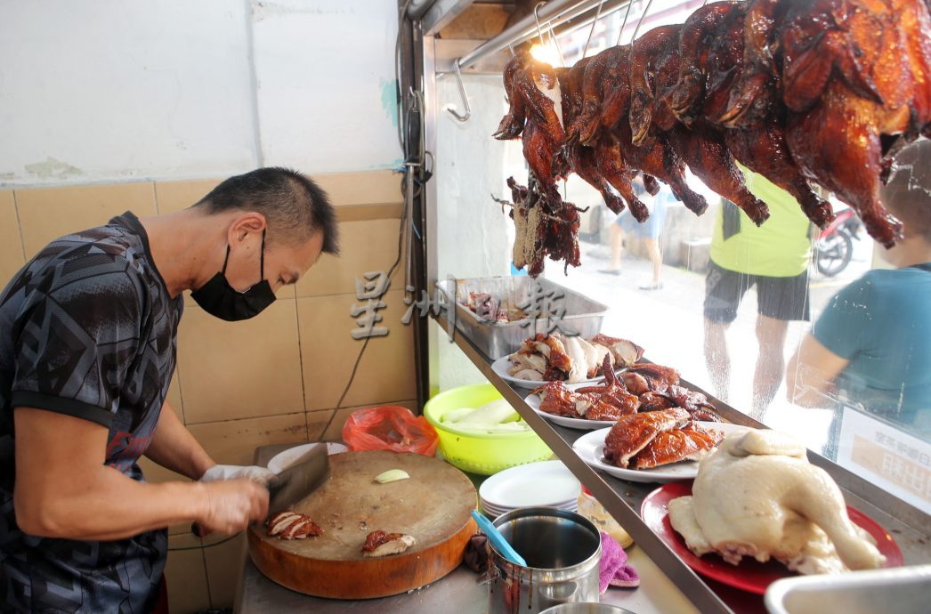 大霹雳封底主文：人气美食／怡旧街场卖早市 㭏仔金牌鸡饭“平靓正”