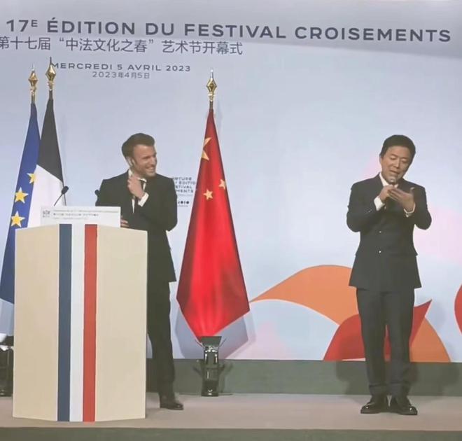 巩俐搭法国总统专机返北京 音乐家老公1举动获赞贴心