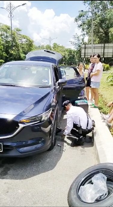 **已签发**柔：旅居本地韩国女子接机后车子竟爆胎，古来交警伸援手获赞