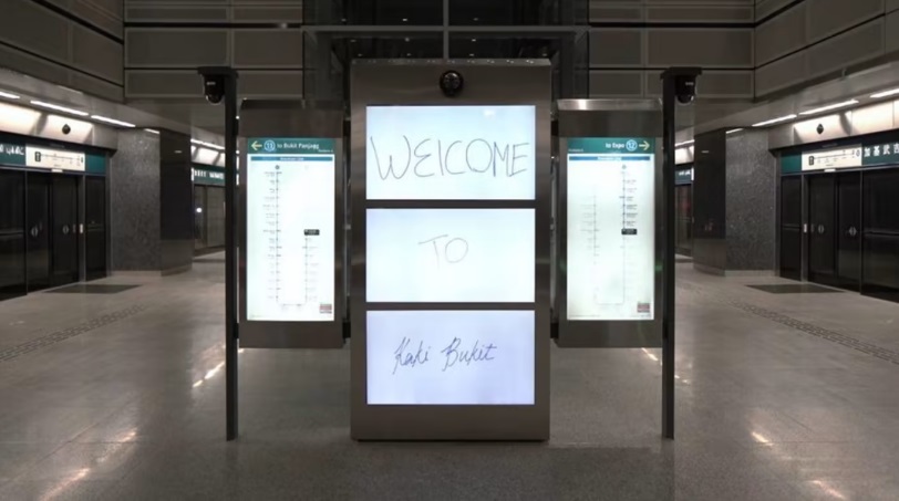 *已签发*柔：狮城二三事：狮城地铁站手写“欢迎”视频再引热议 网民：现代艺术真难懂