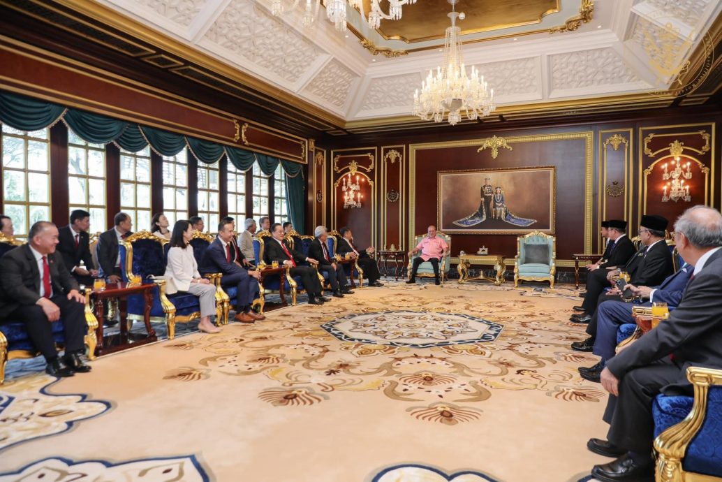 **已签发**柔：第三版假头：新加坡中华总商会代表团拜访柔苏丹陛下，大臣：访团实力雄厚