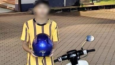 骑摩托车表演“特技” 5青少年被捕