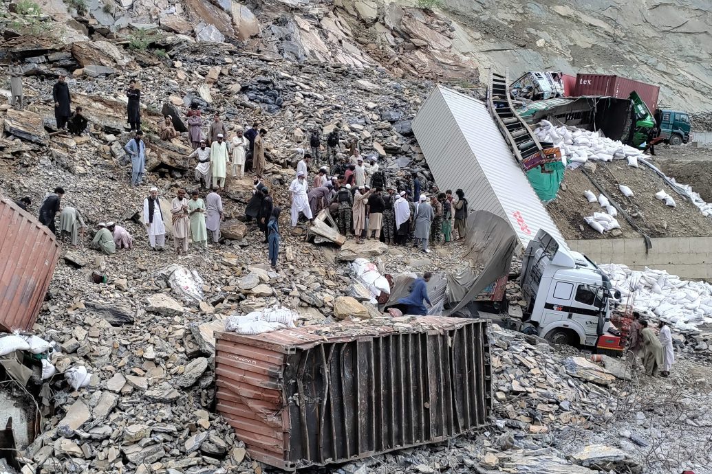 巴基斯坦雷雨引山崩 至少2死、20辆卡车遭埋