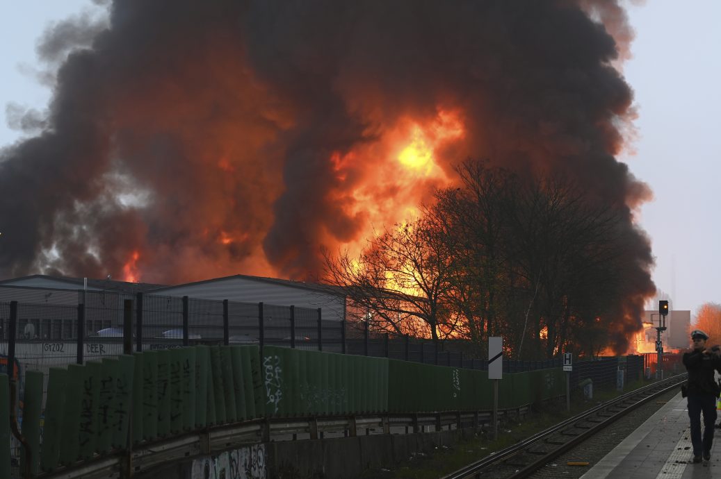 德国仓库火灾泄毒气 火车停驶140人被疏散