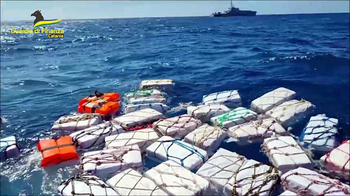 意大利警方在西西里岛海域起获两吨可卡因 