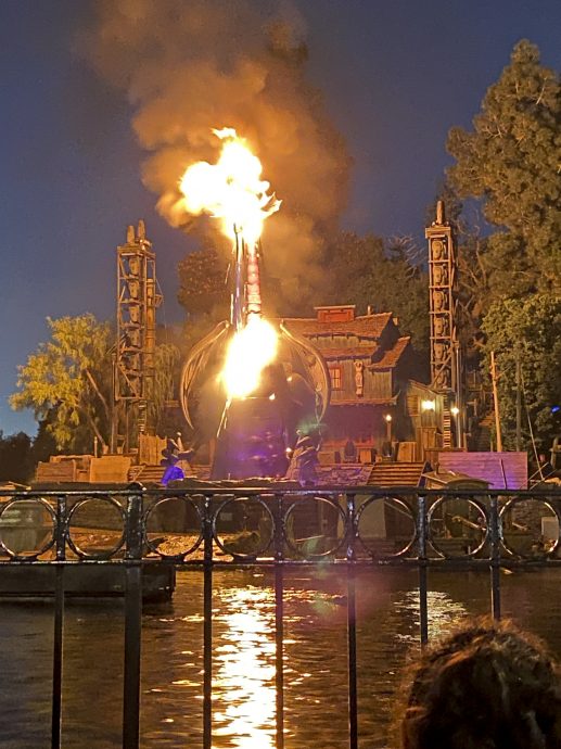 拼盘／美国迪士尼乐园“巨型喷火龙”表演突起火　整根烧成火柱紧急停演
