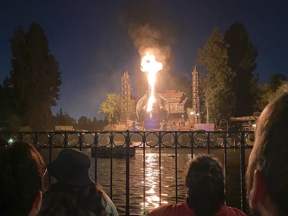 拼盘／美国迪士尼乐园“巨型喷火龙”表演突起火　整根烧成火柱紧急停演