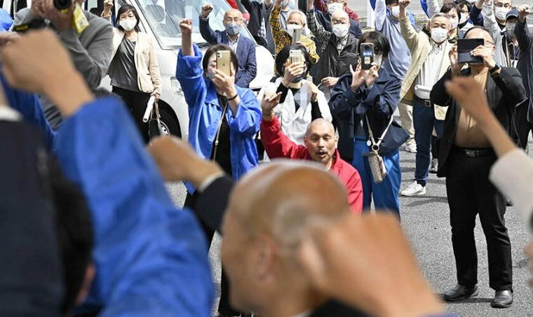 日本市长候选人街头演讲时遭锁喉扑倒，嫌疑人当场被捕