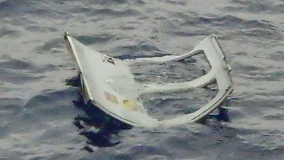 日本自卫队黑鹰直升机坠海10人失联  疑似旋翼残骸碎片照曝光