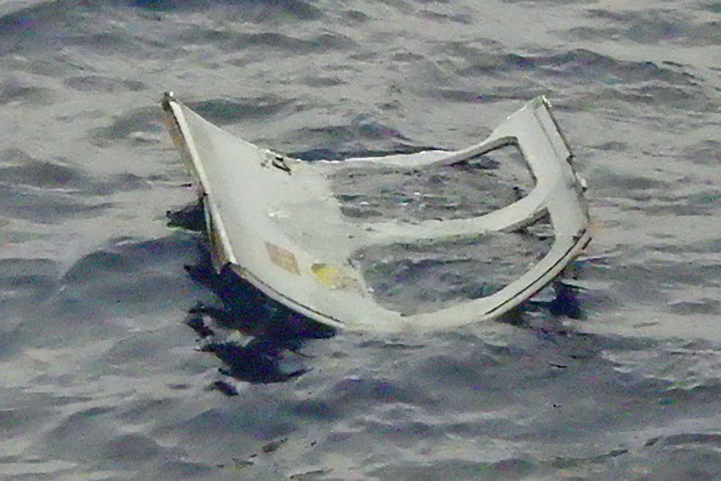日本自卫队黑鹰直升机坠海10人失联 疑似旋翼残骸碎片照曝光